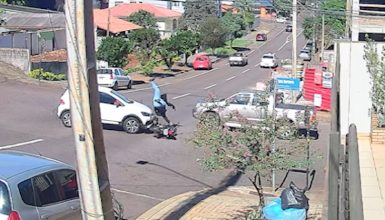 Imagem referente a Vídeo mostra Fox atingido motociclista e mulher sendo arremessada contra Hilux