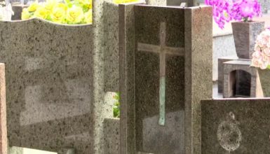 Imagem referente a Funcionários registram furto de 200 placas de bronze em túmulos de cemitério