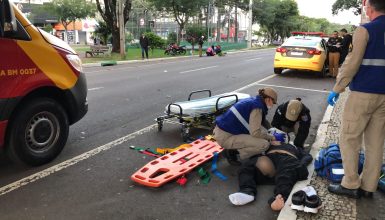 Imagem referente a Atropelamento por moto deixa duas pessoas feridas na Avenida Brasil