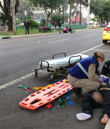 Imagem referente a Atropelamento por moto deixa duas pessoas feridas na Avenida Brasil