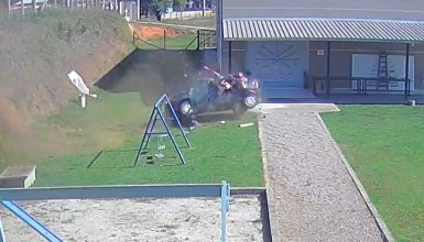 Imagem referente a Imagens fortes: Vídeo mostra crianças sendo ejetadas de veículo em acidente que matou bebê de 9 meses