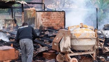 Imagem referente a Tragédia: Mulher não consegue sair de casa em chamas e morre carbonizada