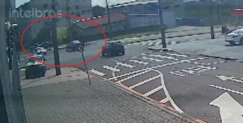 Imagem referente a Câmeras flagram acidente entre carro e moto na Avenida Rocha Pombo