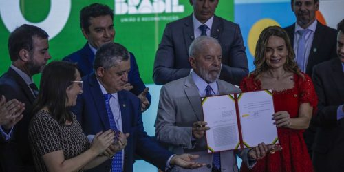 Imagem referente a Lula sanciona lei que desonera atividades do setor de eventos