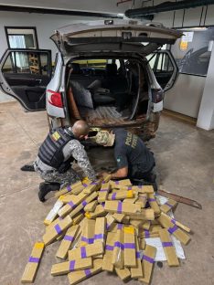 Imagem referente a Receita Federal e Força Nacional encontram 132 kg de maconha em carro na Ponte da Amizade