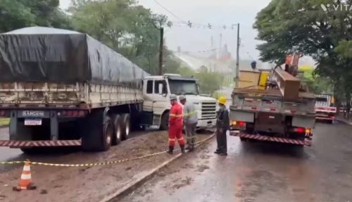 Imagem referente a Carreta derruba poste e deixa perímetro sem energia em Marechal Cândido Rondon