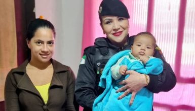 Imagem referente a Policial Militar reencontra bebê que salvou após sete dias em Nova Aurora