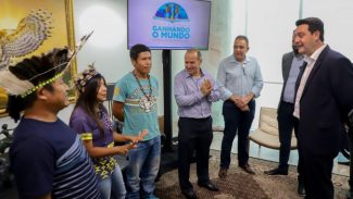 Governador recebe 1ª aluna indígena selecionada para o programa Ganhando o Mundo