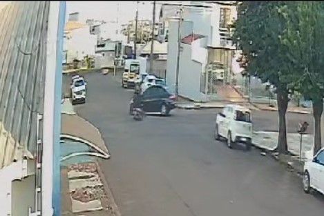 Imagem referente a Vídeo mostra carro realizando contorno na esquina e provocando colisão com motociclista
