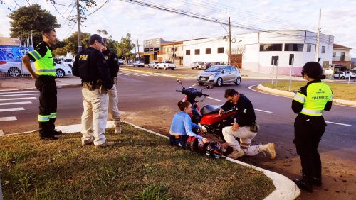 Imagem referente a Motociclista fica ferida em acidente na Avenida Rocha Pombo