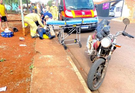 Imagem referente a Motociclista colide contra ponto de ônibus e fica em estado grave