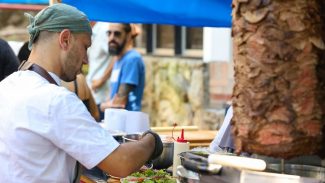 Refugiados compartilham histórias e vivências em feira no Rio