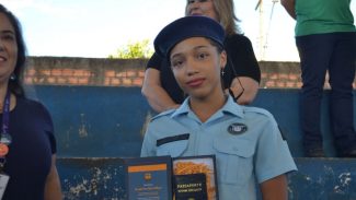 Aluna de colégio cívico-militar vence no Paraná o concurso de redação do Senado