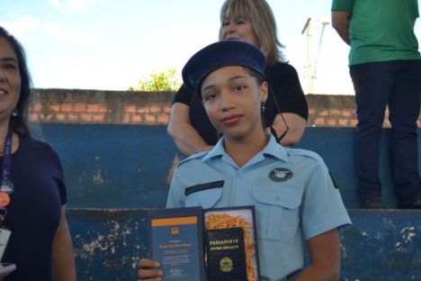 Imagem referente a Aluna de colégio cívico-militar vence no Paraná o concurso de redação do Senado