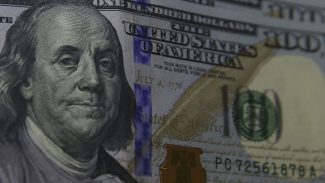 Dólar cai para R$ 5,50 após queda na criação de empregos