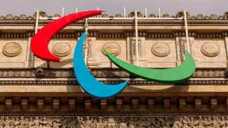 Arco do Triunfo exibe símbolo paralímpico a 2 meses dos Jogos de Paris