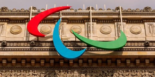 Imagem referente a Arco do Triunfo exibe símbolo paralímpico a 2 meses dos Jogos de Paris