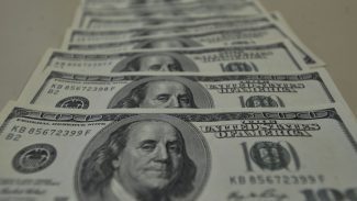 Dólar sobe para R$ 5,58 e fecha semestre com alta de 15,15%
