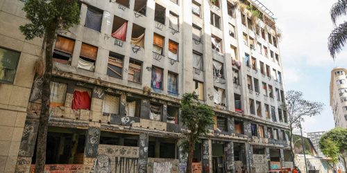 Imagem referente a Cerca de 2,4 mil famílias ocupam imóveis abandonados no centro do Rio