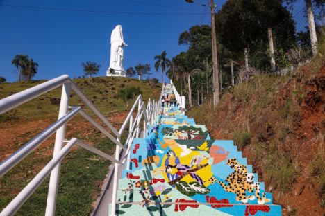 Imagem referente a Escadaria que conta história de União da Vitória em mosaicos vira atração turística