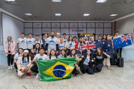 Imagem referente a Ganhando o Mundo: estudantes desembarcam em Curitiba e Londrina