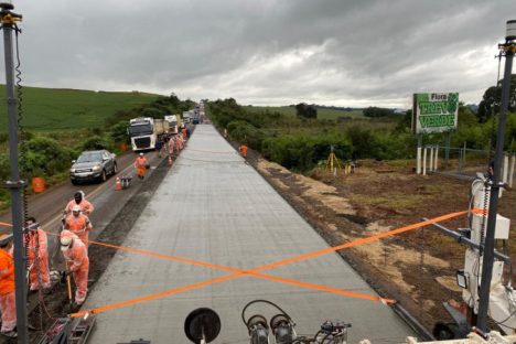 Imagem referente a Estado executa rodovia em concreto no Sudoeste e grandes obras na RMC e Londrina