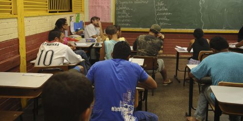 Imagem referente a MEC cria programa de apoio a escolas públicas com aulas noturnas