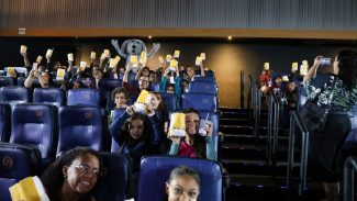 Crianças em tratamento em institutos federais ganham sessão de cinema