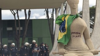 PGR denuncia mulher que escreveu Perdeu, mané em estátua no STF