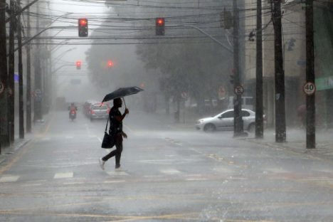 Imagem referente a Em 15 dias, Curitiba bate média histórica de chuva para todo o mês de julho