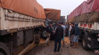 Tragédia na BR-163: SUV fica prensada entre caminhões e duas pessoas morrem; mulher é levada ao HUOP em estado grave