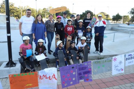 Imagem referente a Olimpíadas: alunos da rede estadual entregam cartas de apoio a skatistas que vão para Paris