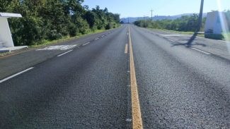 DER/PR executa serviços de conservação em rodovia de Quedas do Iguaçu