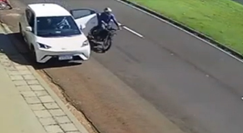 Motociclista bate contra porta aberta de carro, é atropelado e morre