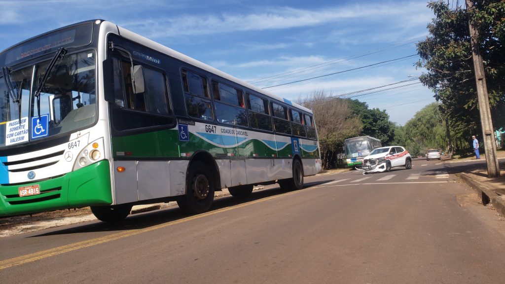 Ônibus de transporte coletivo e Kwid se envolvem em acidente no Cascavel Velho