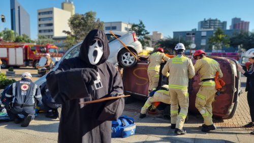 Imagem referente a Morte acompanha simulação de atendimento a acidente no Centro de Cascavel