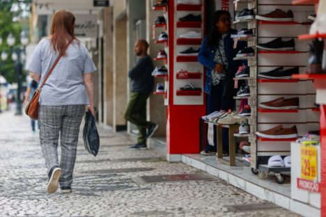 Imagem referente a Com R$ 591 bilhões, comércio do Paraná registra a 3ª maior receita bruta do Brasil