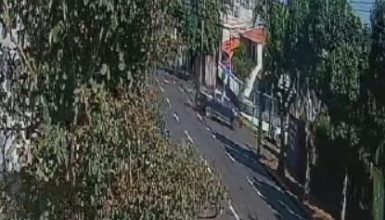Imagem referente a Vídeo mostra caminhonete atravessando preferencial e batendo com motocicleta na Minas Gerais