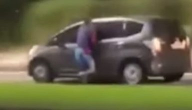 Imagem referente a “Nunca mais vai roubar”: ladrão fica pendurado em carro durante assalto; assista!