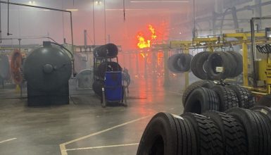 Imagem referente a Incêndio atinge empresa de pneus na PR-182 em Toledo