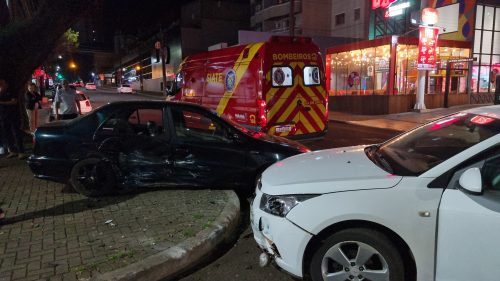 Imagem referente a Olha a bomba, olha a bomba! Marea e Cruze se envolvem em acidente no Centro