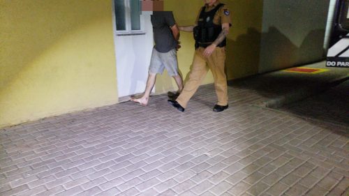 Imagem referente a Homem se pendura na janela para ver vizinha tomando banho e acaba detido pela PM