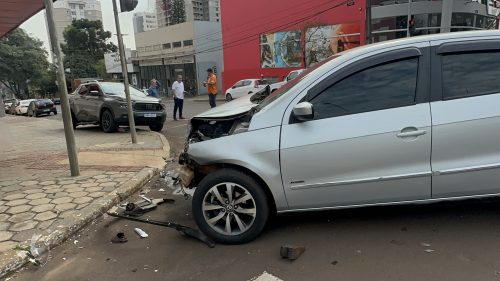 Carro e caminhonete se envolvem em forte colisão na Avenida Brasil
