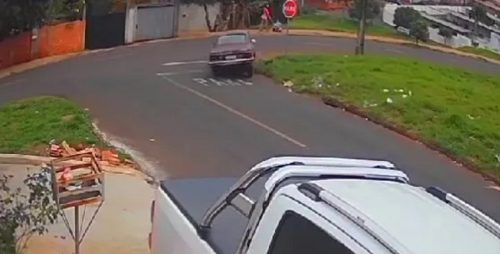 Motorista de Opala atropela criança de um ano na calçada em Apucarana; veja vídeo