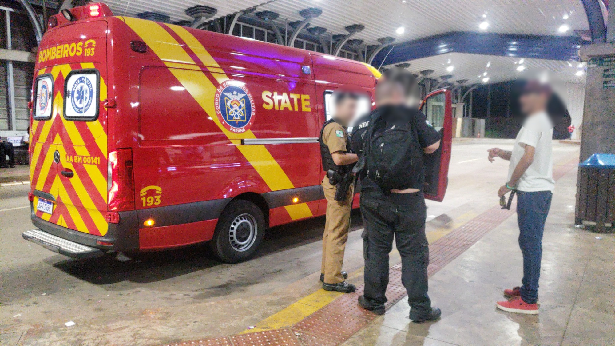 Imagem referente a Soco e pancadaria! Suspeito de praticar assalto é brutalmente agredido no Terminal Leste