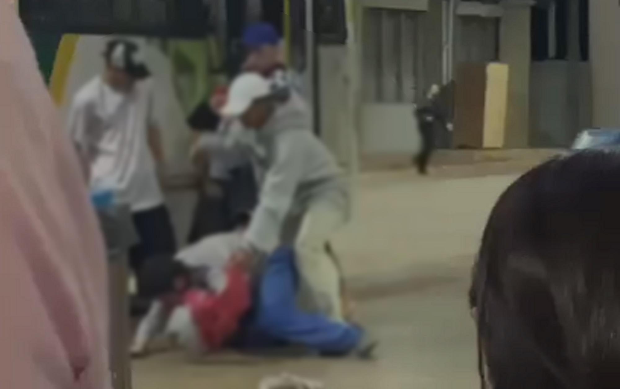 Imagem referente a Vídeo mostra pancadaria no Terminal Leste