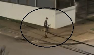 Imagem referente a Câmera flagra homem carregando fios de cobre no Alto Alegre