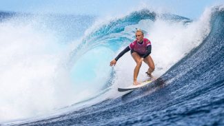 Tati Weston-Webb garante ao menos a prata para o Brasil no surfe