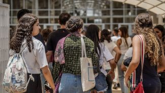 Sete a cada dez estudantes usam IA na rotina de estudos