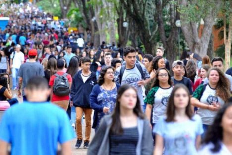 Imagem referente a Feira de profissões da UEL recebe mais de 19 mil inscritos de 266 colégios nesta quinta